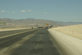 La route 215 contourne Las Vegas, au delà de la route, le désert